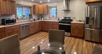 The Luey House on Broadway - under 10 min to ASV