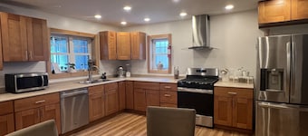 The Luey House on Broadway - under 10 min to ASV