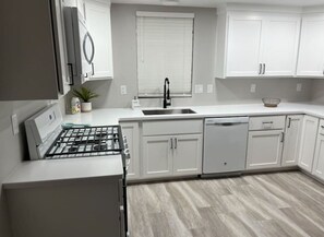 Fridge, microwave, oven, stovetop - Downtown Rustic Roots (Chico)