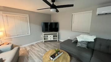 Una Smart TV, una chimenea