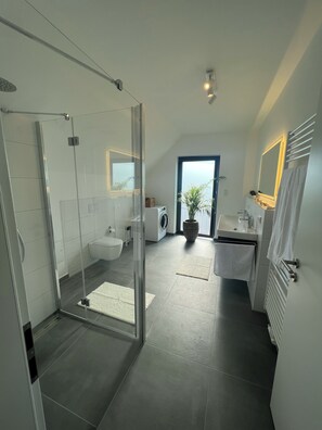 Dusche, Haartrockner, Handtücher, Seife