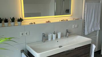 Dusche, Haartrockner, Handtücher, Seife