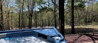 Central Location, Hot Tub, Fire Pit, Porch Swings!