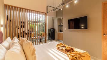 1 habitación, caja de seguridad en la habitación y escritorio