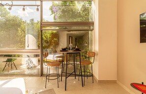 One bedroom Premier Apartment | Área de sala de estar | Smart TV de 45 pulgadas con canales por cable y Netflix 