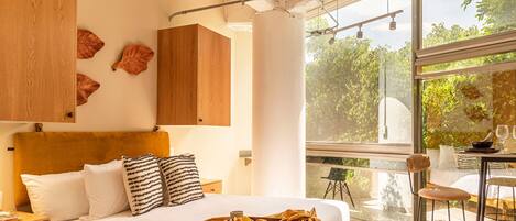 One bedroom Premier Apartment | 1 quarto, cofres nos quartos, individualmente decorados, escrivaninha