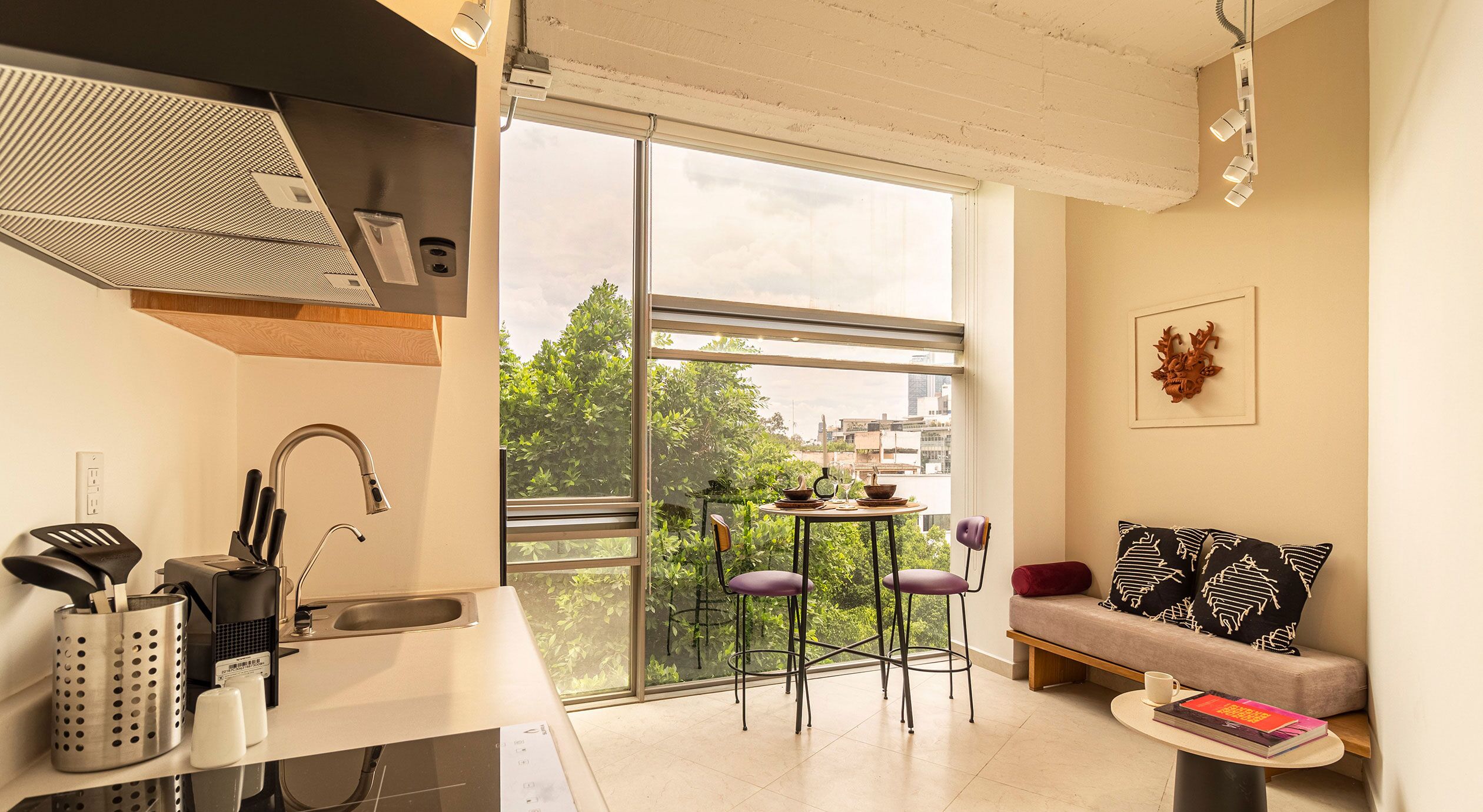 Superior One bedroom Apartment with view | Área de sala de estar | Smart TV de 45 pulgadas con canales por cable y Netflix 