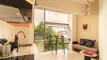 Superior One bedroom Apartment with view | Área de sala de estar | Smart TV de 45 pulgadas con canales por cable y Netflix