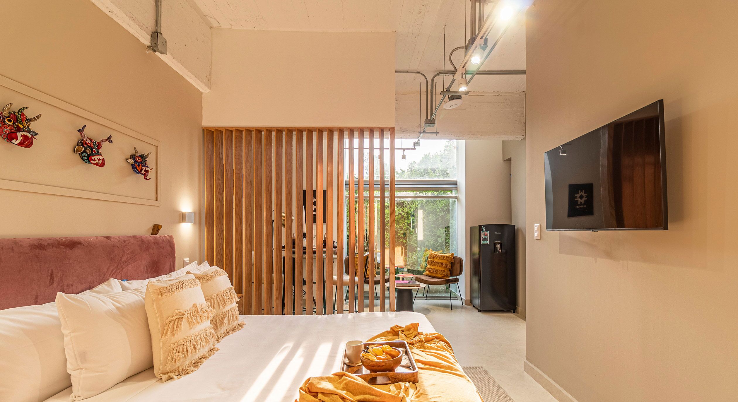 One bedroom apartment with city view | 1 間臥室、客房內保險箱、獨特裝潢、書桌