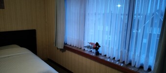 Hi.
It's family house with rooms , private room wifi shared kitchen,WC , douche.