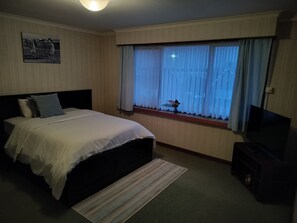 1 bedroom, iron/ironing board, free WiFi, bed sheets - Hi.
It's family house with rooms , private room wifi shared kitchen,WC , douche. (Beveren)