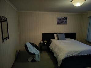 1 bedroom, iron/ironing board, free WiFi, bed sheets - Hi.
It's family house with rooms , private room wifi shared kitchen,WC , douche. (Beveren)