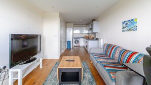 A modern apartment with a living room, kitchenette, and a dining area. - Modern 1BD Flat - 5 min walk to Battersea Park! (London)