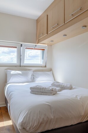 1 chambre, bureau, fer et planche à repasser, accès à Internet
