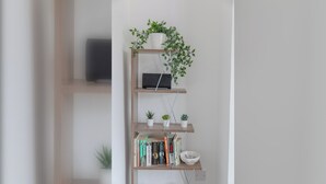 En reol med bøger, en skål og små planter.