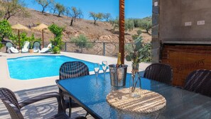 Outdoor dining - Villa Las Viñas Arenas by Ruralidays (Málaga)
