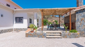 Outdoor dining - Villa Las Viñas Arenas by Ruralidays (Málaga)