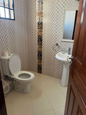 Hair dryer, towels, toilet paper - 4 Bedroom Beach Front (Mombasa)