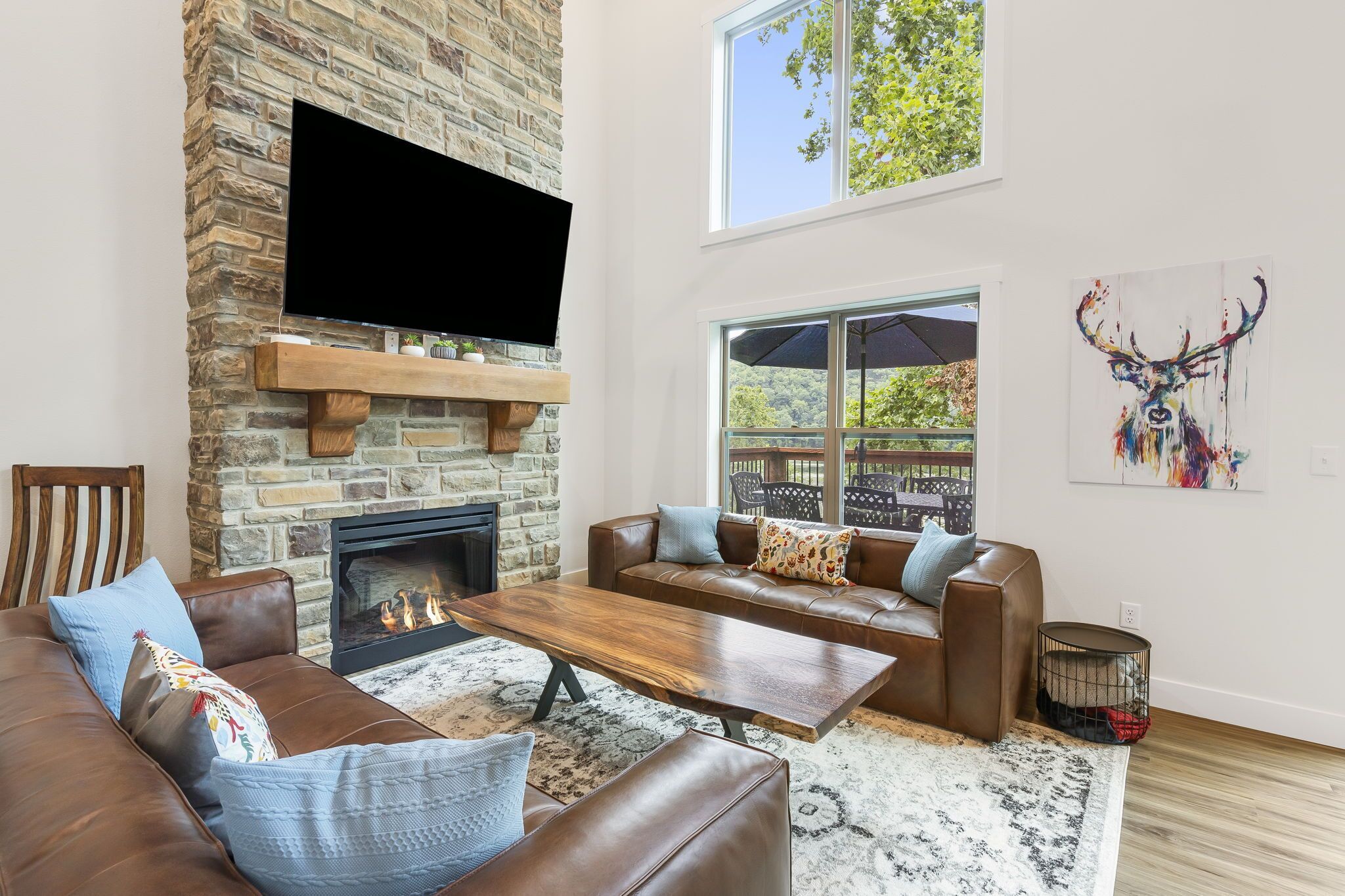 Älytelevisio, takka, DVD-soitin, pöytätennispöytä