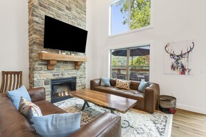 Smart TV, fireplace, DVD player, ping pong - New Lakefront Cabin - Lake Views - Large Hot Tub - Firepit (Branson)