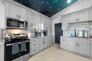 Een koelkast, een magnetron, een oven, een kookplaat