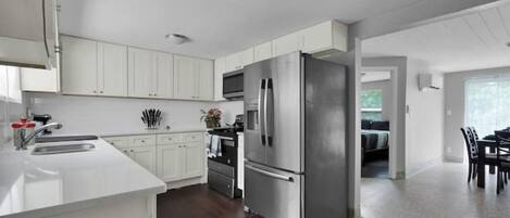 Refrigerador, microondas, horno, placa de cocina