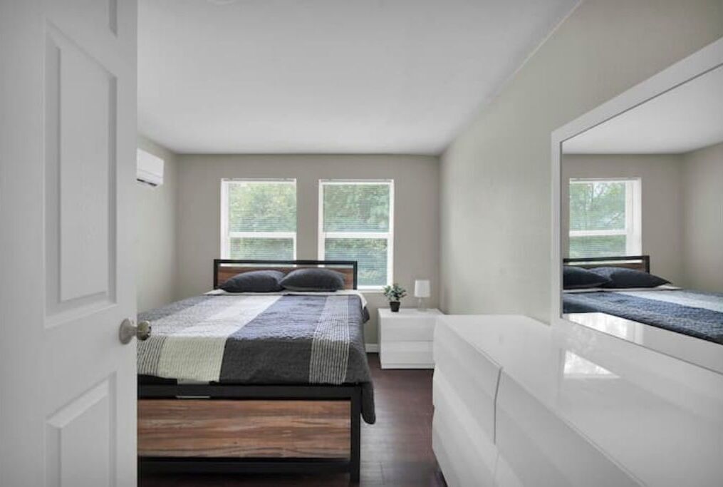 3 عدّة غرف نوم وواي فاي وملاءات أسرّة