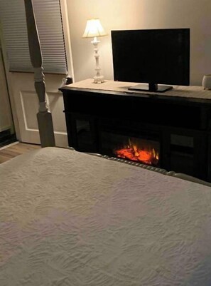 1 bedroom, desk, free WiFi, bed sheets