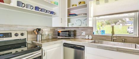 Fridge, microwave, stovetop, dishwasher
