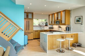 Réfrigérateur, micro-ondes, plaque de cuisson, lave-vaisselle