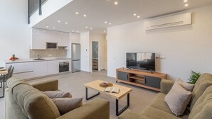 Eine moderne Wohnung mit Küche, Essbereich und Wohnzimmer.