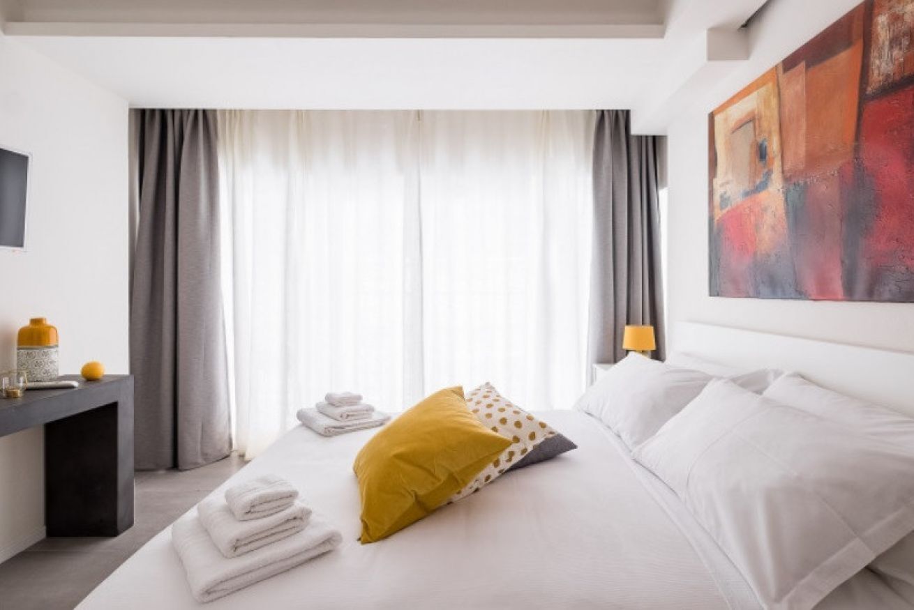 1 habitación, escritorio, tabla de planchar con plancha y wifi 