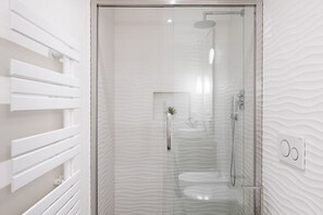 Dusche, kostenlose Toilettenartikel, Haartrockner, Bidet