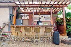 Outdoor dining - Furnished Accommodation in Sseguku, Katale Entebbe Rd. Kampala for Rent (kampala)