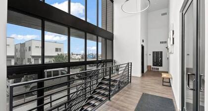 Luxury Downtown Condo Close to Shops/Eats/Bars