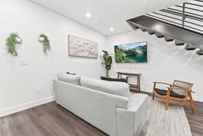 Smart TV, books - Luxury Downtown Condo Close to Shops/Eats/Bars (Salt Lake City)