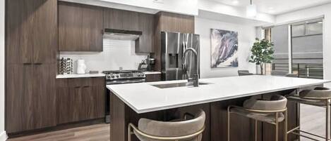 Frigorifero, microonde, forno, piano cottura