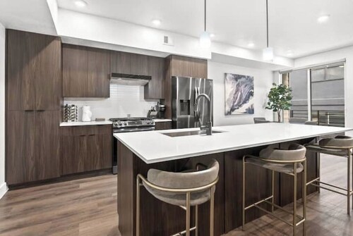 Luxury Downtown Condo Close to Shops/Eats/Bars