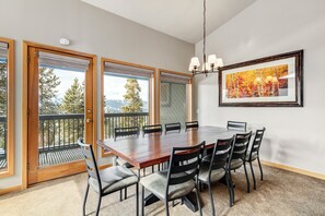 Dining - One Bdrm Condo. AMAZING VIEWS. On bus route. Pet friendly. (Breckenridge)