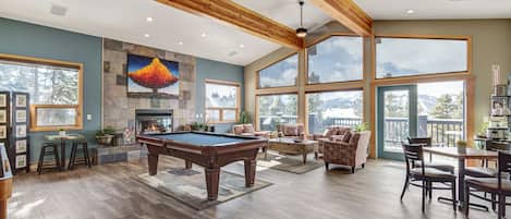 Smart TV, fireplace, DVD player, books