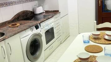 Microondas, parrilla de estufa, lavavajillas y cafetera y tetera