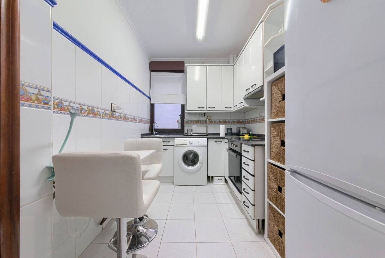 Microondas, horno, tostadora y utensilios de cocina