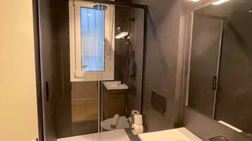 Douche, sèche-cheveux, serviettes fournies