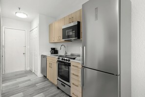 Kühlschrank, Mikrowelle, Ofen, Geschirrspüler