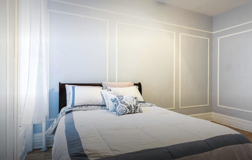 Large bedroom 
Large living and dining area 
Brownstone house
Very comfy