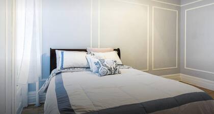 Large bedroom
Large living and dining area
Brownstone house
Very comfy