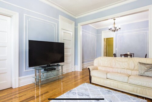 Large bedroom 
Large living and dining area 
Brownstone house
Very comfy