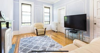 Large bedroom
Large living and dining area
Brownstone house
Very comfy