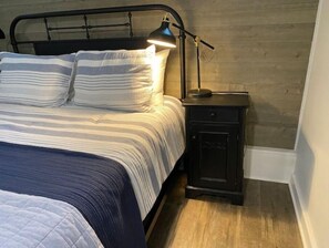 1 bedroom, WiFi - l'il DEN in l'il d. Welcome to downtown Denton. (Denton)