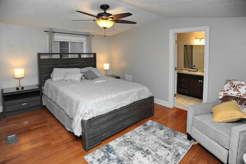Cozy home for a family to enjoy - only 7 miles away from Indiana Dunes park.